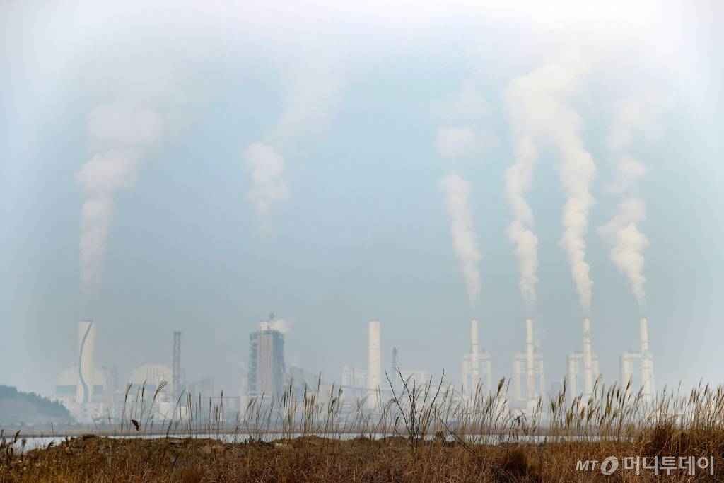[태안=뉴시스]김선웅 기자 = 충남과 수도권 지역 미세먼지 농도가 '매우 나쁨' 상태를 나타내는 등 올 겨울 들어 첫번째 비상저감조치가 내려진 10일 충남 태안군 석탄가스화복합화력발전소 일대가 흐리게 보이고 있다. 2019.12.10.   mangusta@newsis.com