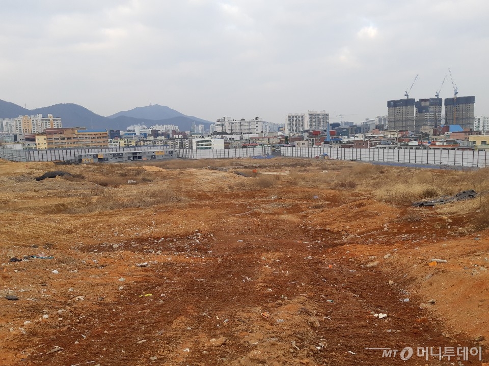 주변 재개발구역의 사업성이 높아지자 뉴스테이 방식에서 일반 재개발 방식으로 전환 중인 인천 부평구 '청천2' 주택재개발구역. 이주와 철거를 마치고 총 5190가구의 대단지로 탈바꿈할 예정이다. / 사진=김희정