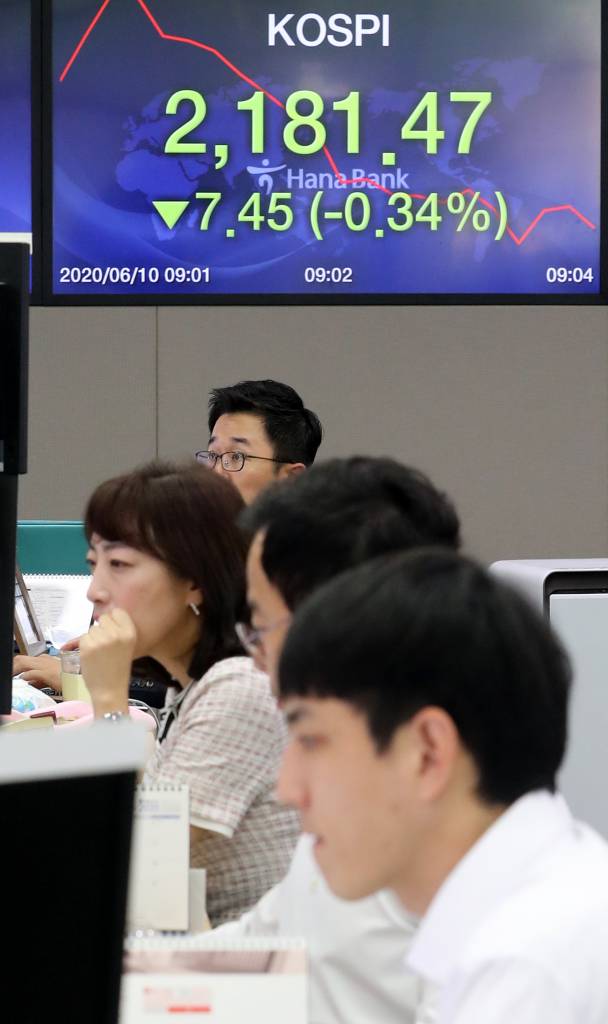 [서울=뉴시스]박주성 기자 = 코스피지수가 하락으로 장을 출발해 10일 오전 서울 중구 을지로 하나은행 본점 딜링룸에서 딜러들이 업무를 보고 있다. 2020.06.10.   park7691@newsis.com