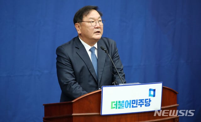 [서울=뉴시스]김선웅 기자 = 김태년 더불어민주당 원내대표가 10일 오후 서울 여의도 국회에서 열린 민주당 의원총회에서 발언을 하고 있다. 2020.06.10.   mangusta@newsis.com
