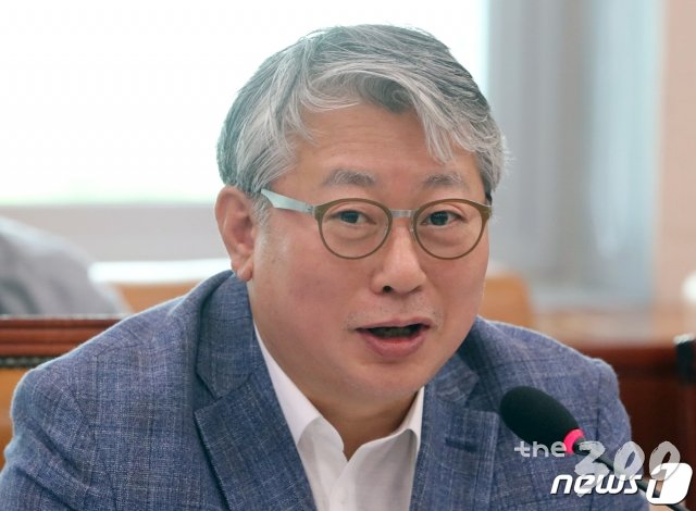(서울=뉴스1) 이종덕 기자 = 조응천 더불어민주당 의원이 8일 서울 여의도 국회에서 열린 국토교통위 전체회의에서 발언하고 있다. 2019.7.8/뉴스1
