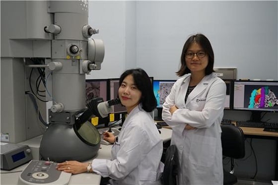 (우측부터) 문지영 책임연구원, 최효선 학생연구원이 투과전자현미경으로 쥐의 배양 뉴런세포를 관찰하고 있다/사진=한국뇌연구원