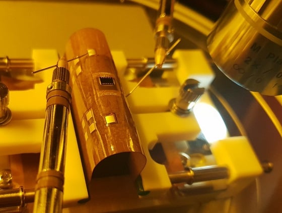 3차원 플렉시블 반도체 패키지한국기계연구원이 개발한 gang-bonding 기술이 상용화되면, 반도체 패키지를 더욱 얇으면서도 고성능으로 만들 수 있어 웨어러블 디바이스나 스마트 카드 등 3차원 플랙서블 반도체가 필요한 분야에 널리 활용될 것으로 기대된다/자료사진=한국기계연구원