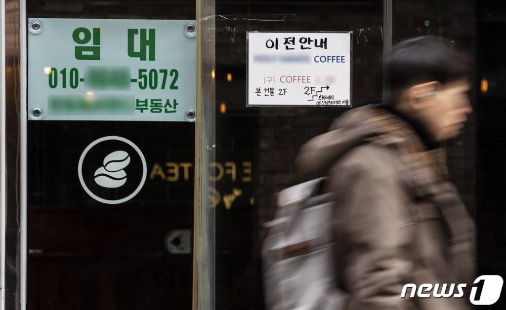 (서울=뉴스1) 이재명 기자 = 1일 오후 서울 중구 명동거리 상점 곳곳에 임대 현수막이 붙어 있다.  새해 첫날부터 최저임금이 시간당 8,590원으로 지난해 8,350원 보다 2.9% 오르면서 자영업자의 부담이 상승, 빈 점포가 늘어나고 있다. 2020.1.1/뉴스1