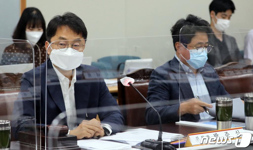 (세종=뉴스1) 장수영 기자 = 박준식 최저임금위원회 위원장이 11일 정부세종청사 고용노동부 전원회의장에서 열린 최저임금위 첫 전원회의에서 모두발언을 하고 있다.  내년도 최저임금 논의 과정 중 가장 큰 변수는 코로나19로 인한 영향일 것으로 예측되고 있다. 이 날 첫 회의에는 민주노총 소속 근로자위원들은 불참했다. 2020.6.11/뉴스1