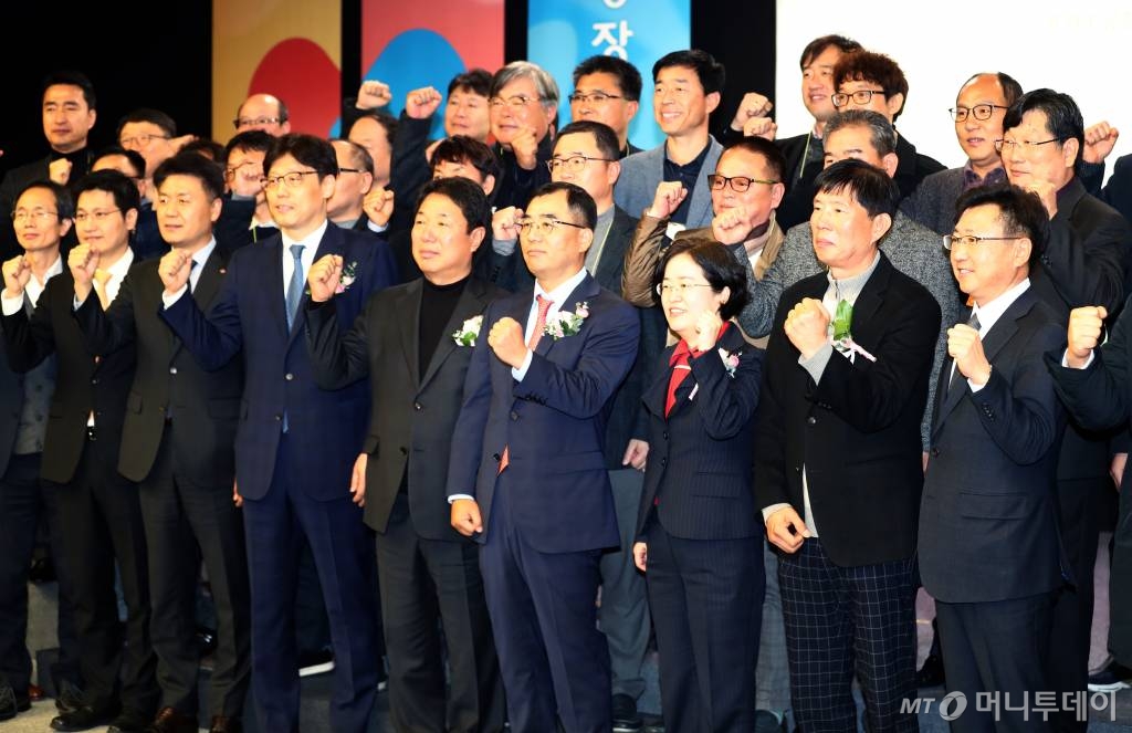 [서울=뉴시스] 이영환 기자 = 조성욱(오른쪽 세 번재부터) 공정거래위원장과 강신호 CJ제일제당 식품사업부문 대표이사 등이 지난해 12월 5일 오전 서울 중구 CJ인재원에서 열린 2020 CJ제일제당-대리점 공정거래 협약식에 참석해 기념촬영을 하고 있다. 2019.12.05.   20hwan@newsis.com