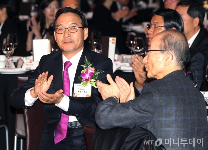 선종구 하이마트 회장이 20일 오후 서울 소공동 조선호텔에서 열린 광고주의 밤 'KAA Awards 시상식'에서 광고주가 뽑은 광고인상을 수상하고 있다. / 홍봉진 기자 / 사진=홍봉진기자 honggga@