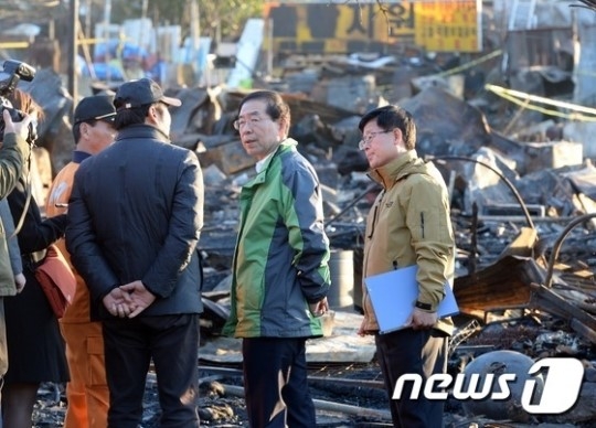 박원순 서울시장이 2014년 11월 10일 오후 강남구 개포동 구룡마을을 찾아 화재현장을 둘러보고 있다. /사진제공=뉴스1