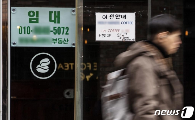 (서울=뉴스1) 이재명 기자 = 1일 오후 서울 중구 명동거리 상점 곳곳에 임대 현수막이 붙어 있다.  새해 첫날부터 최저임금이 시간당 8,590원으로 지난해 8,350원 보다 2.9% 오르면서 자영업자의 부담이 상승, 빈 점포가 늘어나고 있다. 2020.1.1/뉴스1