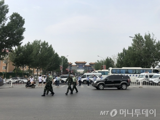 코로나19 확진자가 다수 발생한 베이징 펑타이구 신파디 시장 동북문앞. 군인들이 이곳 앞을 지나고 있다./ 사진=김명룡