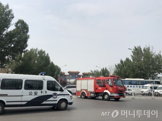 코로나19 확진자가 다수 발생한 베이징 펑타이구 신파디 시장 동북문앞. 소방차가 이곳을 지나고 있다./ 사진=김명룡