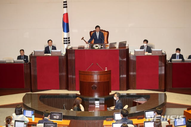 박병석 국회의장이 10일 오후 서울 여의도 국회의사당 본회의장에서 열린 제379회국회(임시회) 제3차 본회의에서 국회상임위원회 위원 정수에 관한 규칙 일부개정규칙안을 상정하고 있다. / 사진제공=뉴시스