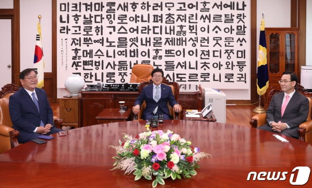 박병석 신임 국회의장이 이달 5일 오후 서울 여의도 국회 의장실에서 김태년 더불어민주당 원내대표, 주호영 미래통합당 원내대표와 회동하고 있다. / 사진제공=뉴스1