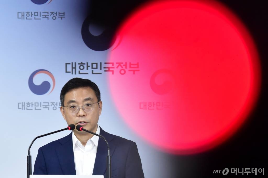 이태희 과학기술정보통신부 네트워크정책실장이 12일 서울 종로구 세종로 정부서울청사에서 SKT 2G종료 승인 신청에 대한 심사결과를 발표하고 있다. / 사진=머니S 임한별 기자