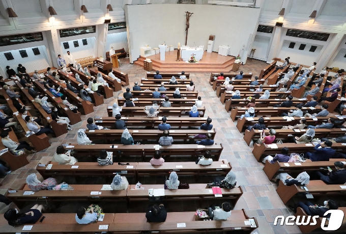 정부가 수도권 방역강화 조치를 무기한 연장한 가운데 14일 오전 서울 송파구 신천동성당에서 교인들이 거리두기를 유지한 채 미사에 참석하고 있다. 2020.06.14/뉴스1 © News1 이성철 기자