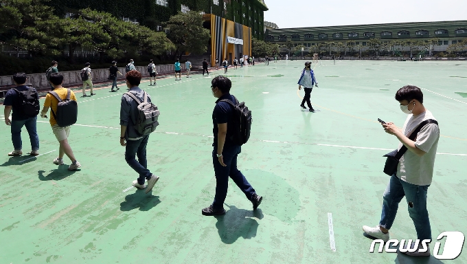 14일 오후 서울 성북구의 한 대학교에 마련된 한국철도 상반기 신입사원 채용 필기시험 고사장에서 응시생들이 입실하고 있다. 2020.6.14/뉴스1 © News1 이동해 기자