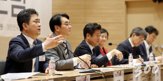 김종민 더불어민주당 의원(왼쪽)이 지난 5월 21일 서울 여의도 국회 의원회관 대회의실에서 열린 머니투데이 주최 새로운 21대 국회를 위한 '대한민국4.0포럼' 종합토론에서 발언을 하고 있다. /사진=이기범 기자.