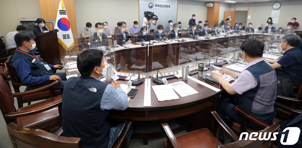 (세종=뉴스1) 장수영 기자 = 11일 정부세종청사 고용노동부 전원회의장에서 열린 첫 전원회의가 박준식 위원장 주재로 진행되고 있다.   내년도 최저임금 논의 과정 중 가장 큰 변수는 코로나19로 인한 영향일 것으로 예측되고 있다. 이 날 첫 회의에는 민주노총 소속 근로자위원들은 불참했다. 2020.6.11/뉴스1