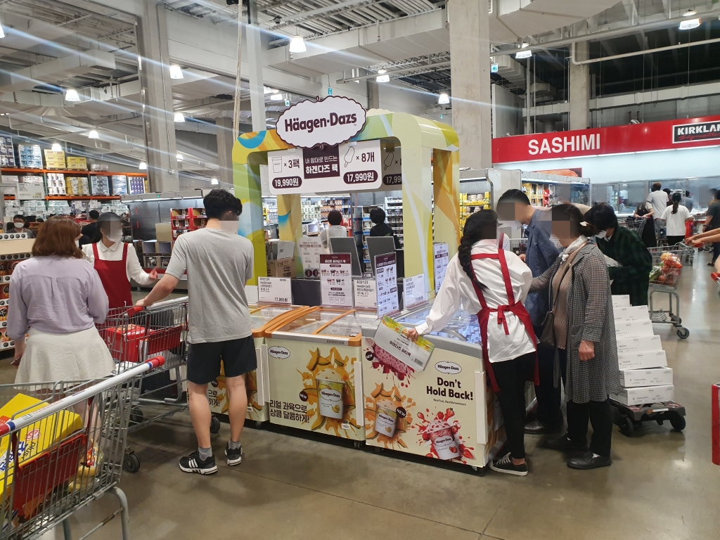 지난 13일 코스트코 광명점 시식코너는 사라졌고, 아이스크림 매대 판매원들은 "맛 보세요"라는 권유 대신 제품의 맛을 직접 말로 설명했다. /사진=정혜윤 기자.