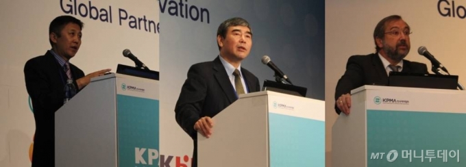 SK 최태원 회장이 8일 오전 경기도 판교에 위치한 SK바이오팜을 방문해 연구원과 함께 개발 중인 신약 물질을 보고 있다. / 사진제공=SK