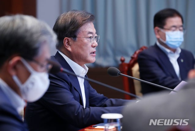[서울=뉴시스]배훈식 기자 = 문재인 대통령이 15일 청와대 여민관에서 열린 수석·보좌관 회의에 참석해 발언하고 있다. 2020.06.15.   dahora83@newsis.com