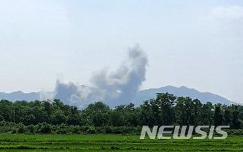 [파주=뉴시스] 이호진 기자 = 16일 북한이 개성공단 내 남북연락사무소를 폭파한 것으로 확인된 가운데 파주 대성동 자유의 마을에서도 개성공단 방향에서 폭발음이 들린 후 연기가 올라오는 모습이 목격됐다. (사진=독자 제공) 2020.06.12.  photo@newsis.com