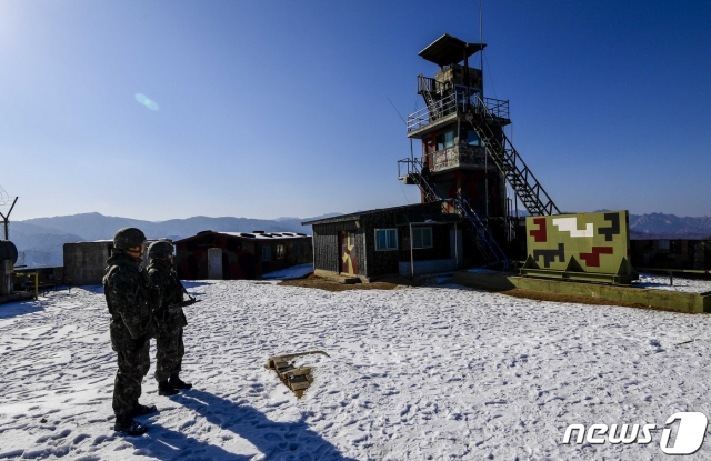 (서울=뉴스1) = 합동참모본부는 3일 오전 7시41분경 북측에서 중부전선 아군 GP(감시초소)로 총탄 수발이 피탄됐다고 밝혔다.  우리 군은 대응매뉴얼에 따라 현장 지휘관의 판단하에 경고방송 및 사격 2회를 실시했으며, 군의 인원 및 장비 피해는 없는 것으로 알려졌다. 사진은 지난해 2월 '9.19 군사합의' 이행에 따라 시범철수된 강원도 고성의 GP. (뉴스1 DB) 2020.5.3/뉴스1