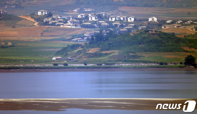 (김포=뉴스1) 김명섭 기자 = 16일 경기도 김포시 애기봉 전망대에서 바라본 북한 개풍군 모습. 이곳 월곶면은 지난달 31일 탈북단체가 대북전단 50만장을 북한으로 날려 보내 긴장감이 돌고 있다. 한편 이날 북한 인민군 총참모부가 남북합의로 비무장된 지역에 다시 진출하겠다고 예고했다. 2020.6.16/뉴스1