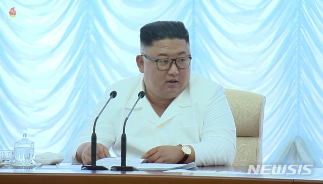 [서울=뉴시스]김정은 북한 국무위원장이 지난 7일 평양에서 북한 노동당 중앙위원회 제7기 제13차 정치국 회의를 주재했다고 8일 조선중앙TV가 보도하고 있다. (사진=조선중앙TV 캡처) 2020.06.08.  photo@newsis.com