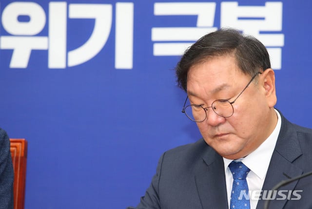 김태년 더불어민주당 원내대표가 17일 서울 여의도 국회에서 열린 더불어민주당 최고위원회의에 참석해 생각에 잠겨 있다. /사진=뉴시스.