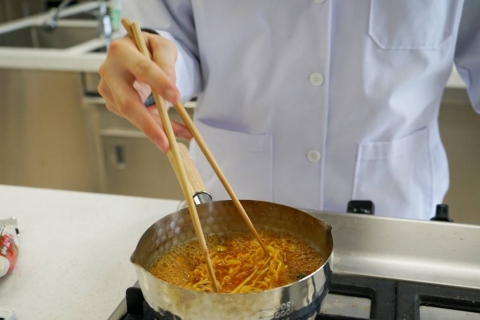 농심 신라면 건면 개발자가 직접 라면을 끓이고 있는 모습 /사진제공=농심