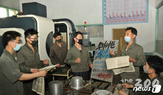 (평양 노동신문=뉴스1) = 북한 노동당 기관지 노동신문은 10일 대북 전단(삐라) 문제를 지적한 김여정 노동당 제1부부장 담화를 읽고 있는 노동자들의 모습을 공개했다. 지난 4일 발표한 김 제1부부장의 담화는 주민들도 모두 볼 수 있는 당 기관지 노동신문에도 실렸다. 사진은 평양자동화기구공장 노동자들이 신문에 실린 담화를 읽고 있는 모습.   &amp;#x5b;국내에서만 사용가능. 재배포 금지. DB 금지. For Use Only in the Republic of Korea. Redistribution Prohibited&amp;#x5d;  rodongphoto@news1.kr
