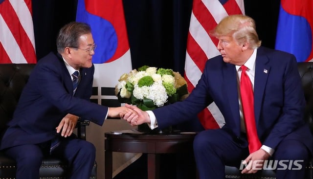 【뉴욕=뉴시스】전신 기자 = 문재인 대통령이 23일(현지시간) 뉴욕 인터콘티넨탈 뉴욕 바클레이 호텔에서 도널드 트럼프 미국 대통령과 한미 정상회담을 하고 있다. 2019.09.24.   photo1006@newsis.com