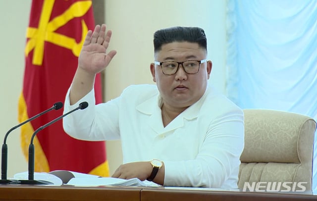 [서울=뉴시스]김정은 북한 국무위원장이 지난 7일 평양에서 북한 노동당 중앙위원회 제7기 제13차 정치국 회의를 주재했다고 8일 조선중앙TV가 보도하고 있다. (사진=조선중앙TV 캡처) 2020.06.08.  photo@newsis.com