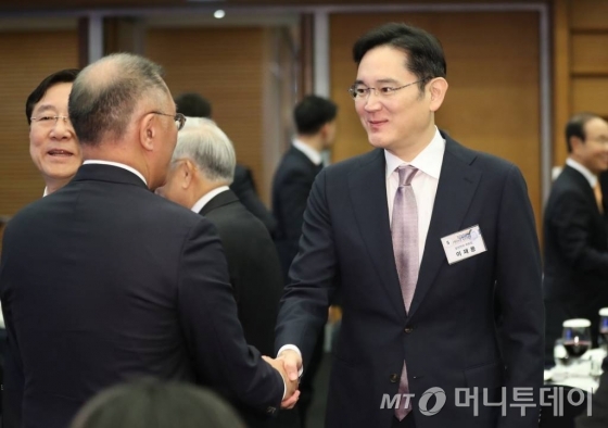 이재용 삼성전자 부회장(오른쪽)과 정의선 현대자동차 수석부회장이 1월 2일 오전 서울시 중구 대한상공회의소 국제회의장에서 열린 문재인 대통령과 함께하는 2020 경자년 신년회에 참석해 악수하고 있다/사진제공=뉴시스