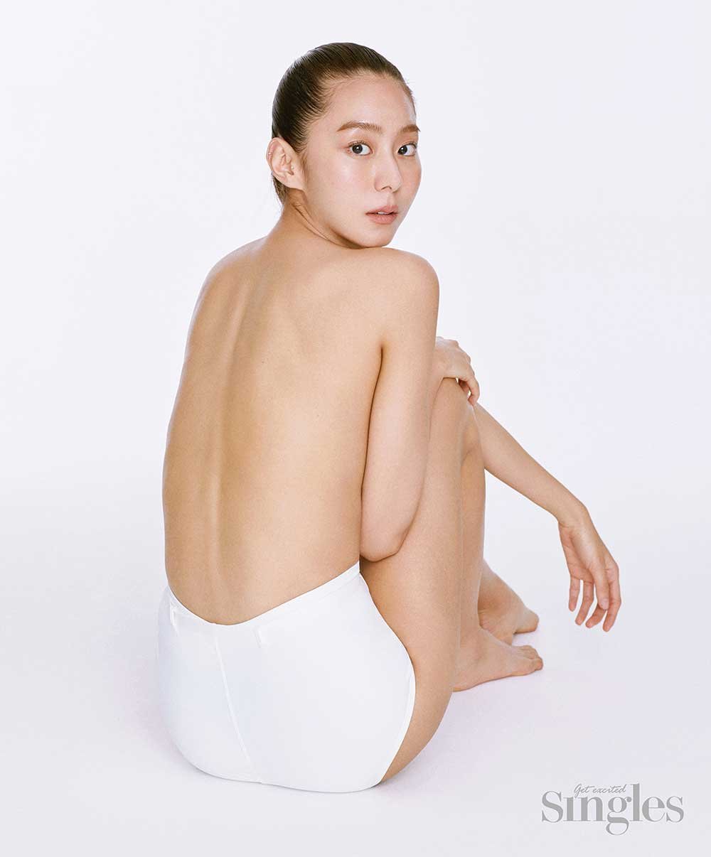 유이, 파격적인 세미 누드 화보…남다른 청초미 - 머니투데이