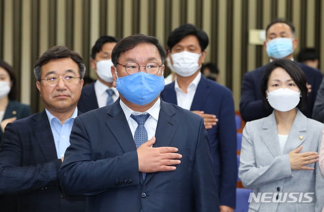 주호영 미래통합당 원내대표가 15일 오후 서울 여의도 국회에서 열린 제379회 국회(임시회) 제5차 본회의에 의사진행 발언을 위해 참석해 자리하고 있다. / 사진제공=뉴스1