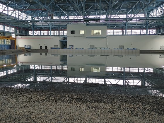 평면 조파수조 한켠엔 마치 해안가 일대 자갈밭을 보듯 울퉁불퉁하고 굵은 자갈들이 깔려 있다. 이는 파도에너지를 감싸 상쇄시키는 기능을 한다. 15톤 덤프트럭 20대분 규모다/사진=류준영 기자