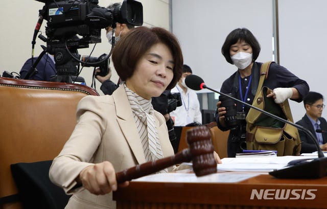 한정애 국회 보건복지위원장이 17일 서울 여의도 국회에서 미래통합당 의원들이 불참한 가운데 열린 보건복지위원회 제1차 전체회의에서 의사봉을 두드리고 있다. / 사진제공=뉴시스
