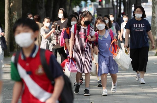 박병석 신임 국회의장이 이달 5일 오후 서울 여의도 국회 의장실에서 김태년 더불어민주당 원내대표, 주호영 미래통합당 원내대표와 회동하고 있다. / 사진제공=뉴스1
