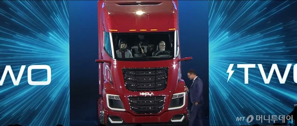 트레버 밀턴 니콜라자동차 CEO(자동차 밖 오른쪽)가 '니콜라월드 2019'에서 수소전기트럭인 니콜라TWO의 컨셉카를 선보이고 있다. /사진제공=니콜라모터 홈페이지 동영상 캡쳐.