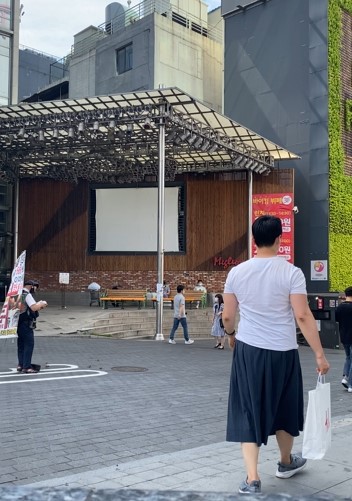 서울 명동 한복판에, 치마를 입고 섰다. 지나가던 행인에게 찍어달라고 했다. 당당한 척하지만, 실은 빨리 도망치고 싶었다./사진=명동 행인