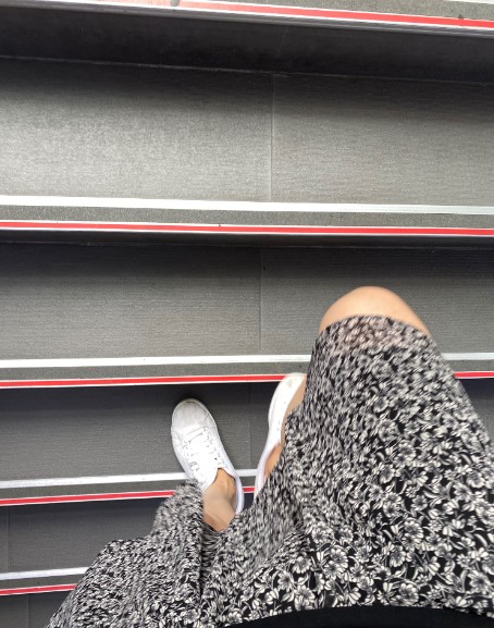 이 치마가 그나마 도전해볼만한 것 같아서, 입어보기로 했다./사진=남형도 기자