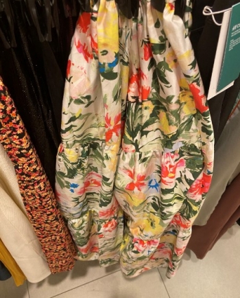 치마를 입고 앉아서 쉬고 있다. 다행히 다리털은 별로 없는 편./사진=남형도 기자