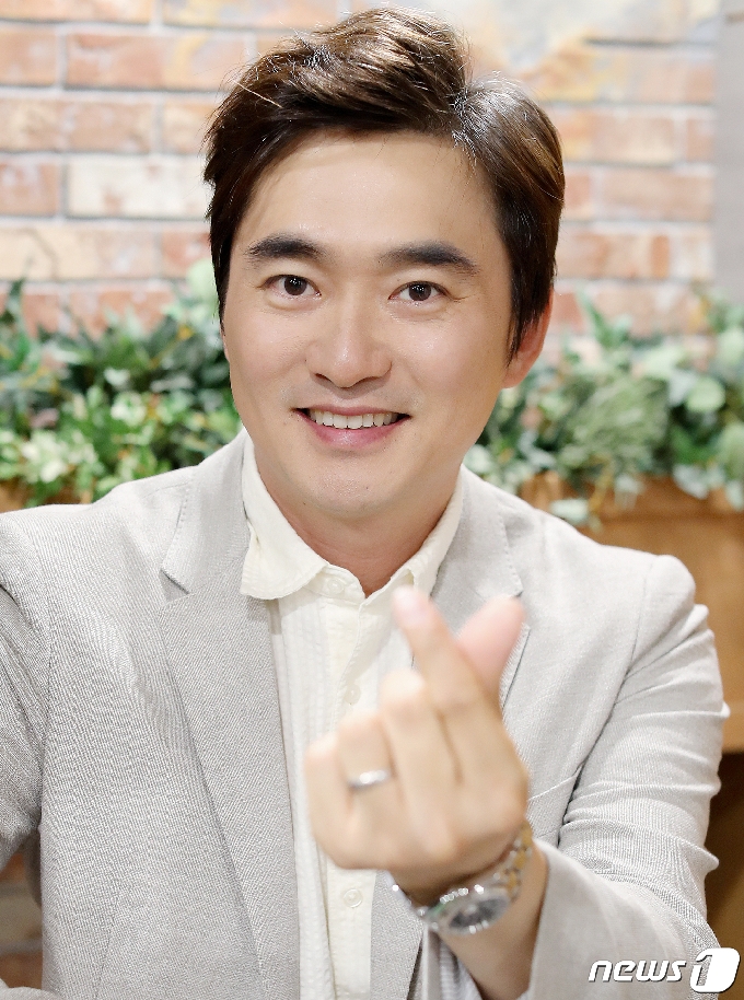 배우 김석훈이 서울 양천구 목동 SBS 사옥에서 열린 ‘궁금한 이야기 Y’ 10주년 인터뷰를 앞두고 포즈를 취하고 있다. / 뉴스1 © News1 김진환 기자