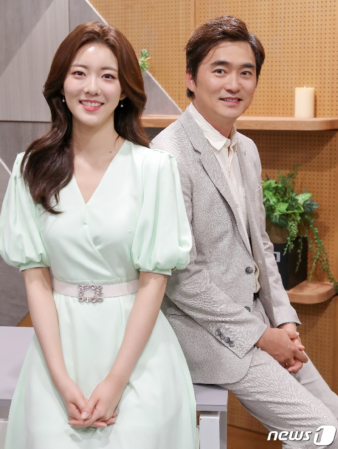 아나운서 김민형과 배우 김석훈(오른쪽)이 서울 양천구 목동 SBS 사옥에서 열린 ‘궁금한 이야기 Y’ 10주년 인터뷰를 앞두고 포즈를 취하고 있다. / 뉴스1 © News1 김진환 기자