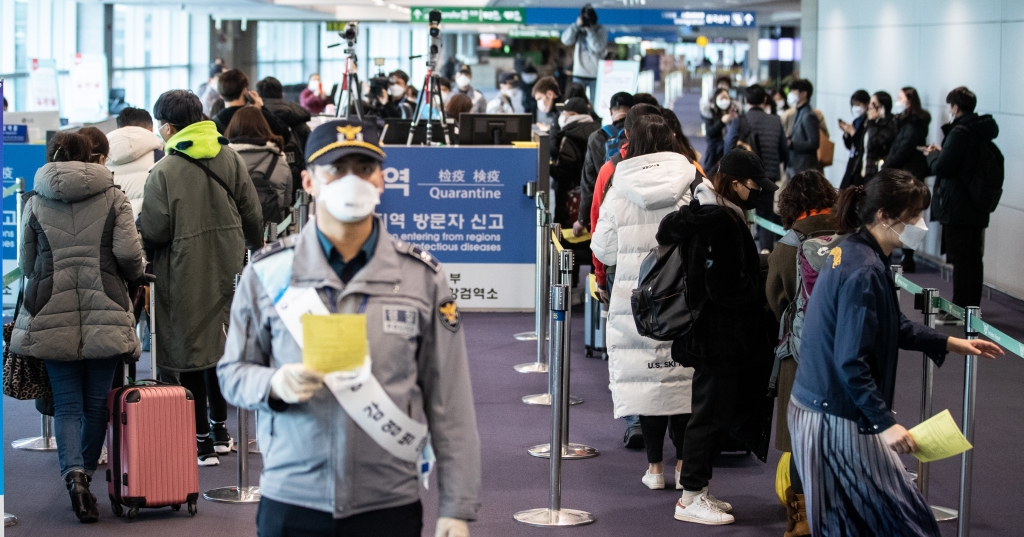 지난 1월 중국 텐진에서 온 입국자들이 검역대를 통과하고 있다. /사진제공=뉴스1
