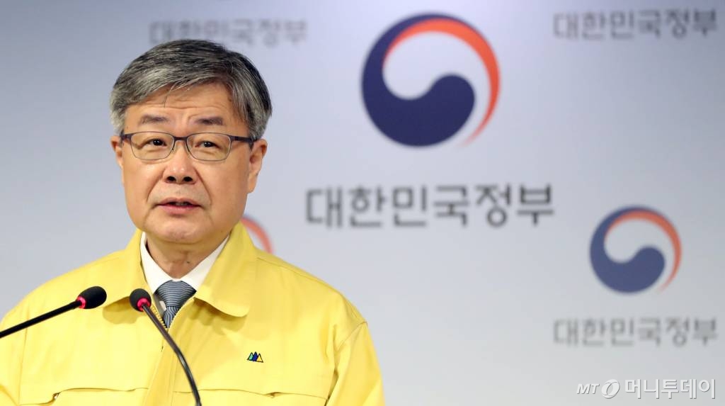 이재갑 고용노동부 장관이 지난달 21일 오전 서울 종로구 정부서울청사에서 구직자취업촉진법 및 고용보험법 제·개정 관련 브리핑을 하고 있다. /사진=뉴시스