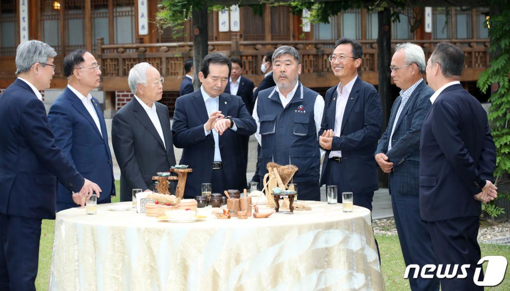 정세균 국무총리가 지난 18일 오후 서울 종로구 총리공관에서 열린 '신종 코로나바이러스 감염증(코로나19) 위기 극복을 위한 노사정 대화'에 앞서 시계를 보고 있다. /사진=뉴스1