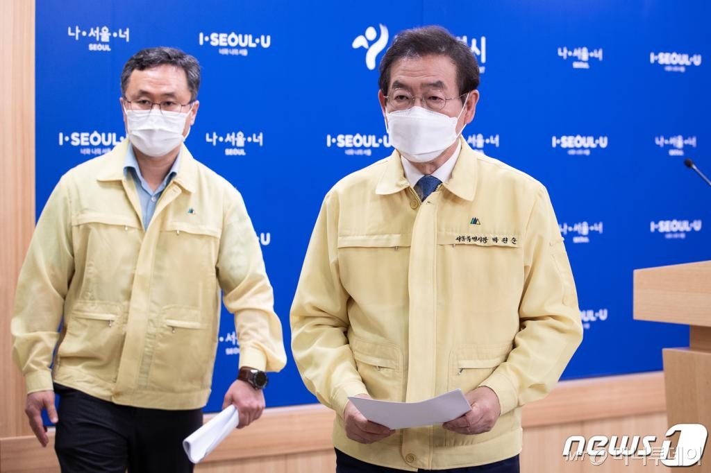 (서울=뉴스1) 유승관 기자 = 박원순 서울시장이 22일 서울시청 브리핑룸에서 신종 코로나바이러스 감염증(코로나19) 관련 긴급 브리핑을 하고 있다.  박 시장은 이날 브리핑에서 서울시에서 3일간 일일평균 코로나19 신규 확진자 수가 30명을 넘어서거나, 병상가동률이 70%에 도달하면 종전의 사회적 거리두기로 돌아갈 수밖에 없다고 밝혔다. 2020.6.22/뉴스1